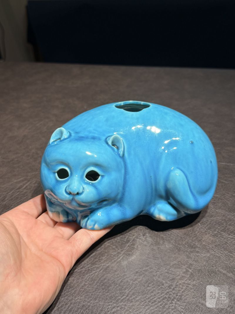 清康熙 孔雀蓝釉猫型瓷塑（配木座） - 图4